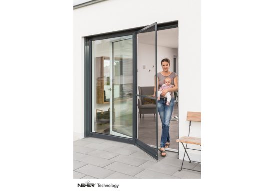 Robuste Tür mit Trittblech 