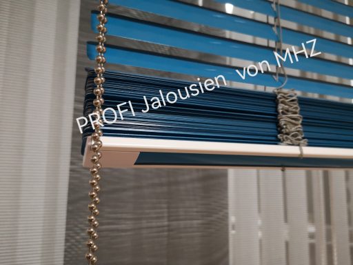 Blaue Jalousien mit einer Schnur zum Öffnen und Schließen, hängend von einer Stange.